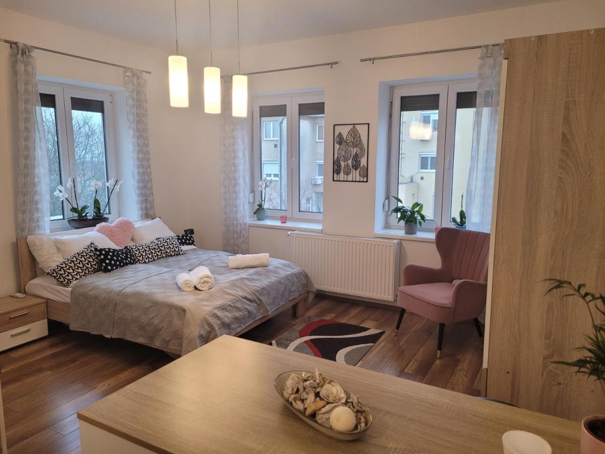 Rose Apartment Pécs Exteriör bild